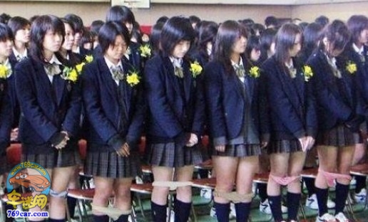 日本变态老师惩罚学生---竟然要求女生脱内裤！