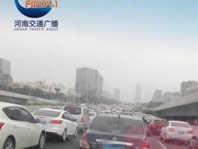 老汉高架骑电车碰瓷不肯撤离 致堵车2小时